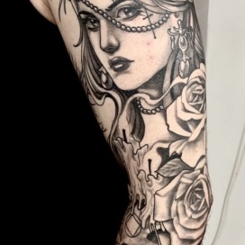 Frau mit tigerkappe, rosen und schädel - Mathi