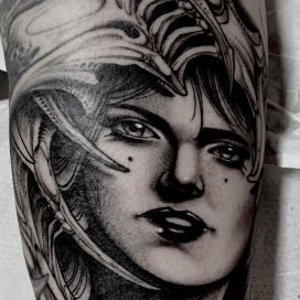 Frau mit biomech elementen - Mathi