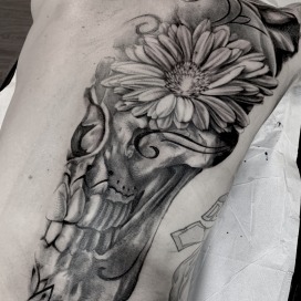 Schädel mit blumen backpiece - Mathi