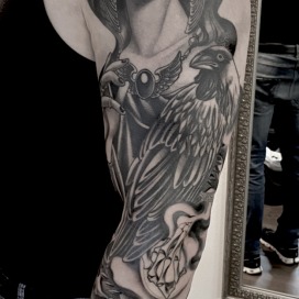 Frau mit rabe und grabsteinen - Mathi